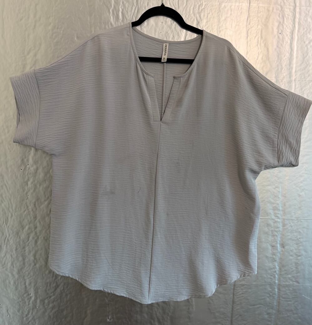 Zenana Women’s XL Light Gray Textured Split Neck Short Sleeve Blouse Relaxed Fit